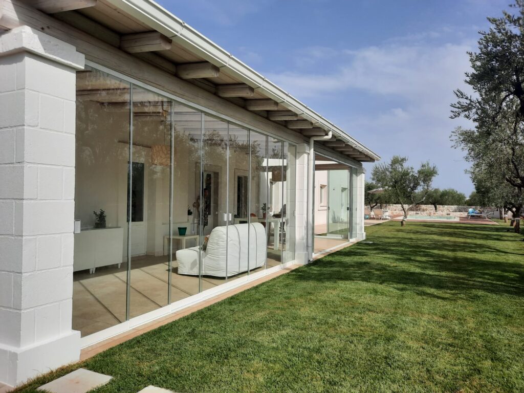 Vetrate a libro in una casa con vista sul giardino, tra design e luminosità